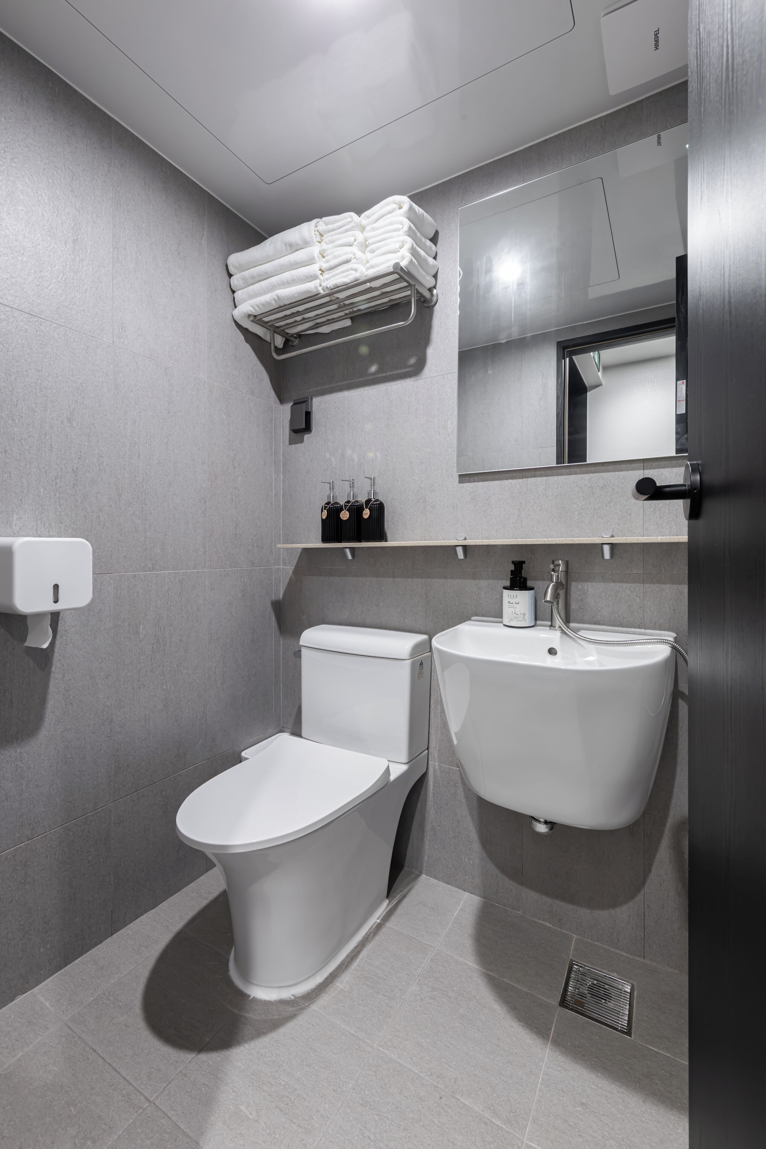 Un baño moderno con inodoro, bidé y lavamanos.