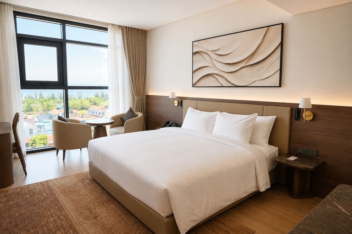 Standard Room, 1 King Bed, City View | In-room safe, blackout drapes, iron/ironing board, WiFi (free)