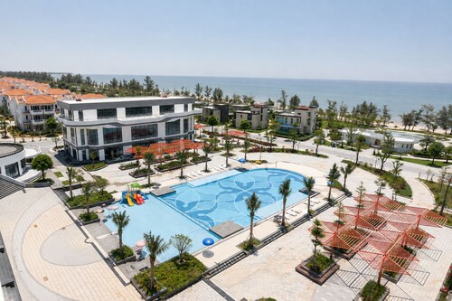 Tra Co Long Beach Hotel & Resort