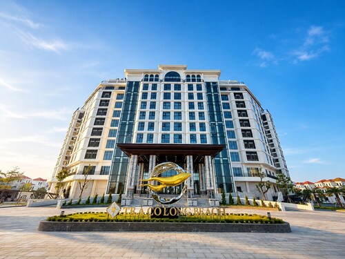 Tra Co Long Beach Hotel & Resort