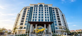 Tra Co Long Beach Hotel & Resort