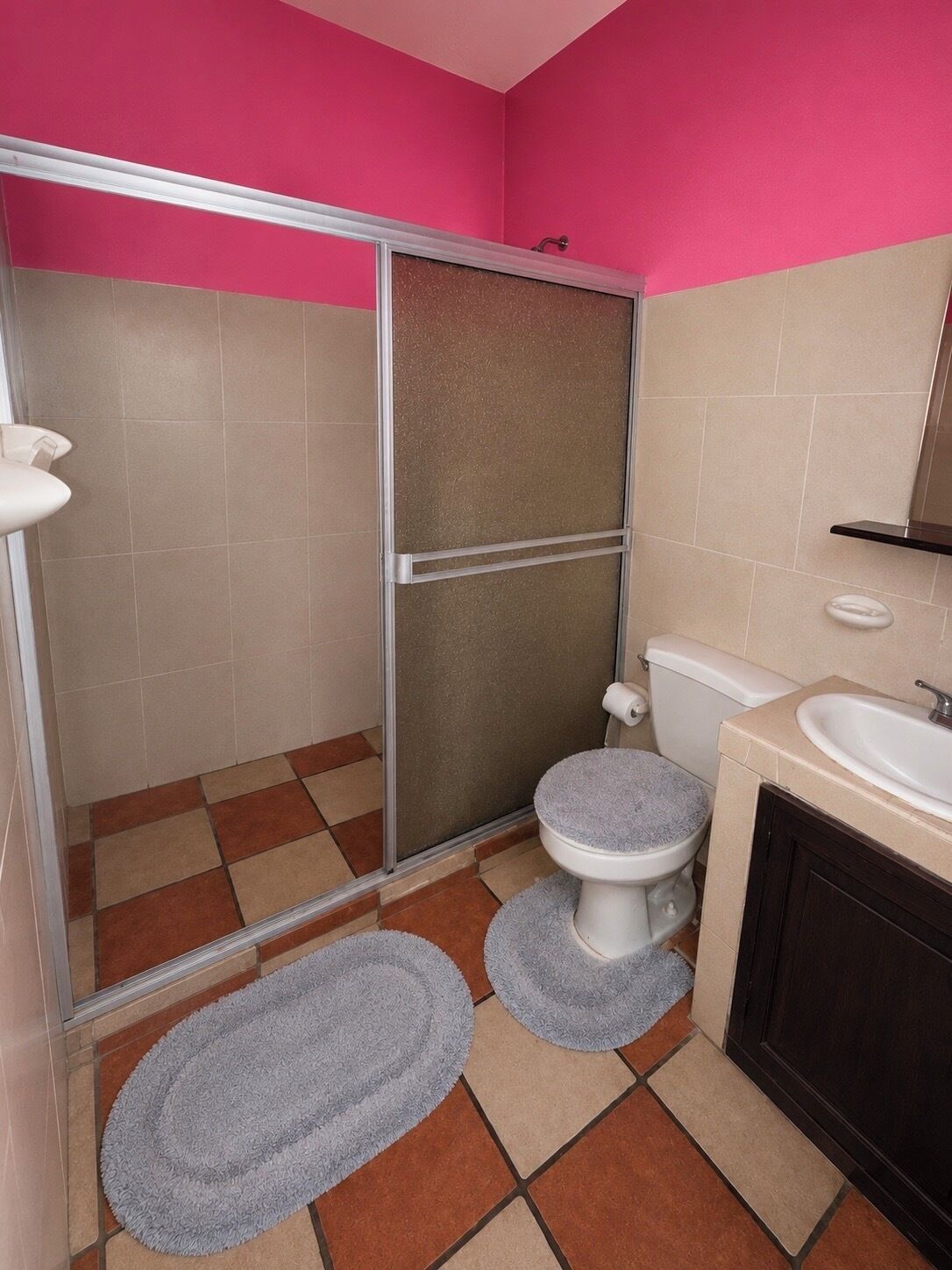 Ducha, artículos de tocador gratuitos, toallas, jabón
