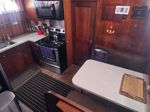 3-bedroom boat in cool Key West with air conditioning
