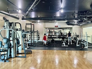 A gym with various exercise equipment, including weight machines and free weights. - Modern Beacon Makati Studio • City View • Pool • Fast Wi-Fi • Sleeps 3 (Makati City)