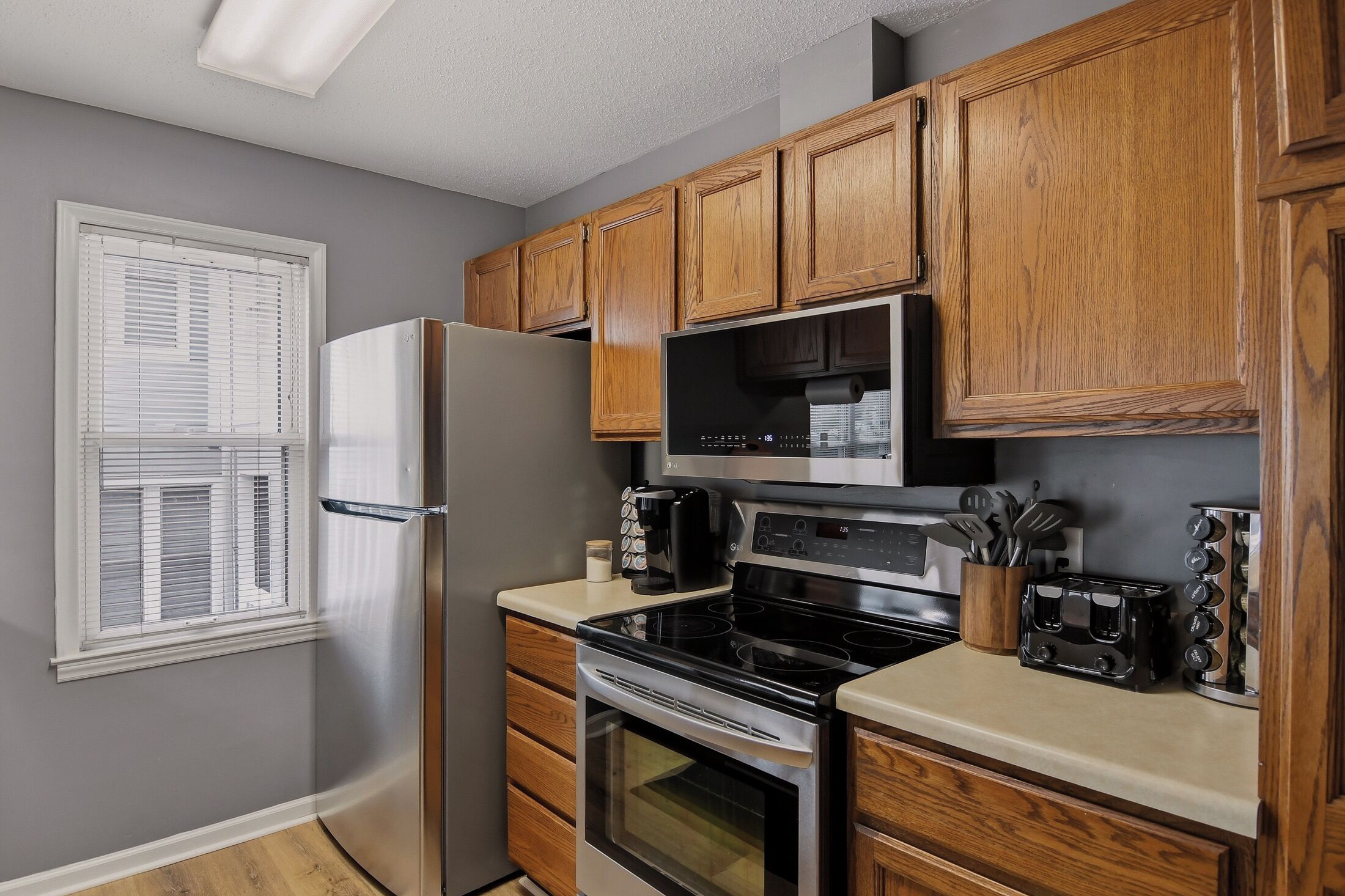 Coffee/tea maker, fridge, microwave, oven