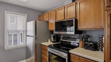 Coffee/tea maker, fridge, microwave, oven