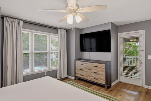 Peaceful 2 BR condo with pool close to Downtown, Hospitals, walk to Shopping