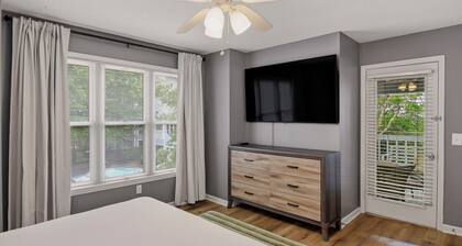Peaceful 2 BR condo with pool close to Downtown, Hospitals, walk to Shopping