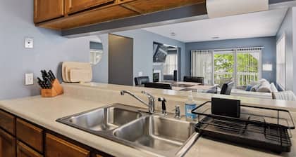 Peaceful 2 BR condo with pool close to Downtown, Hospitals, walk to Shopping