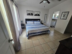Tabla de planchar con plancha, wifi y ropa de cama 