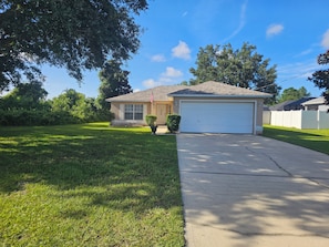 Exterior - Bright 3BR Home Near Beaches EV Charger Full Kitchen (Palm Coast)