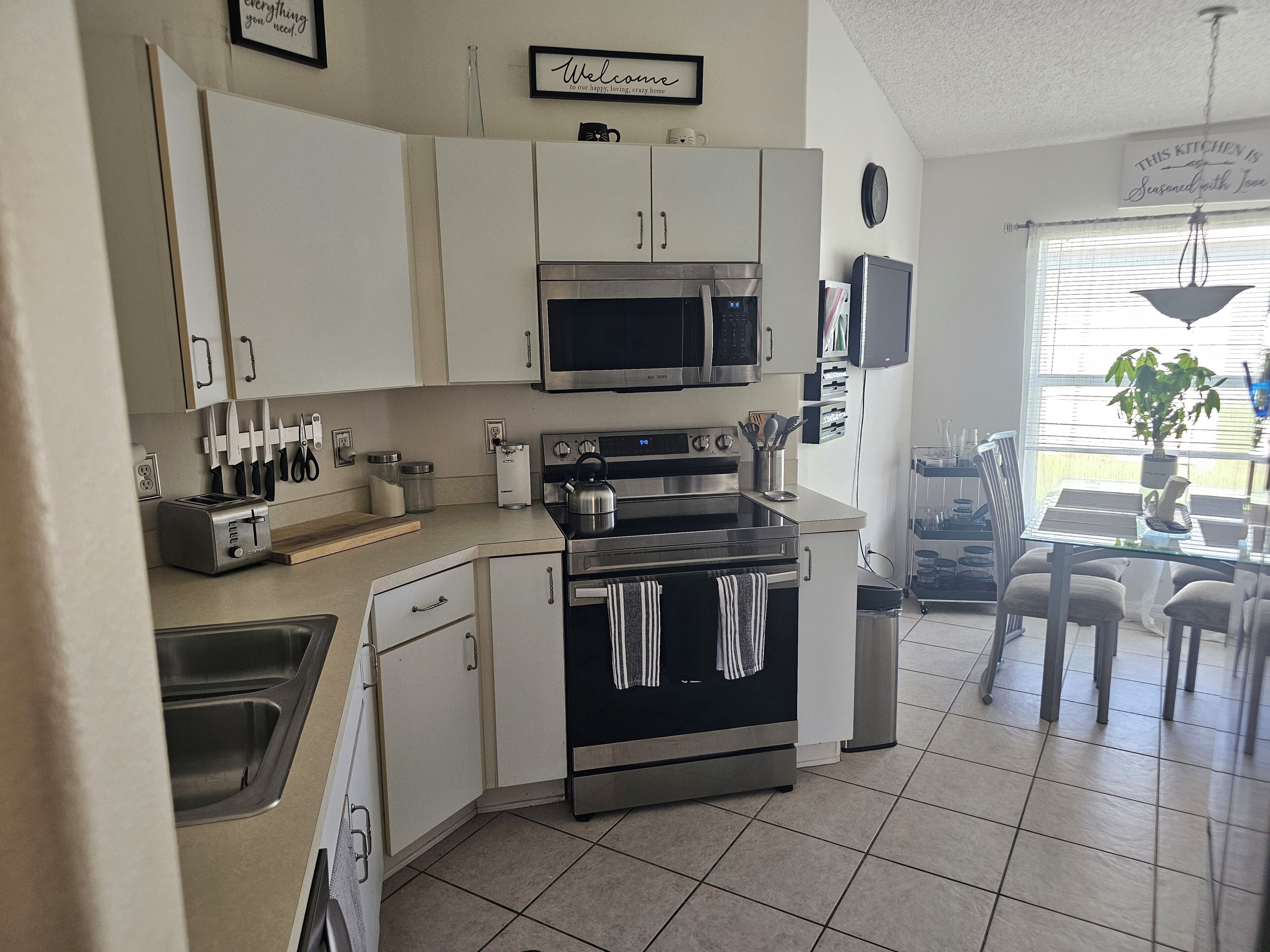 Coffee/tea maker, fridge, microwave, oven