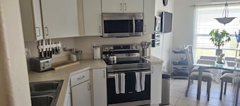 Bright 3BR Home Near Beaches EV Charger Full Kitchen