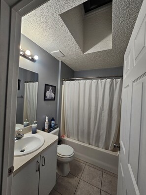 Secadora de cabello, toallas, jabón, papel de baño 