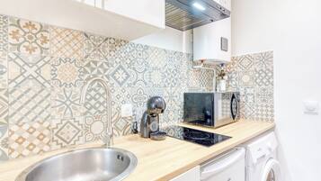 Coffee/tea maker, fridge, microwave, stovetop