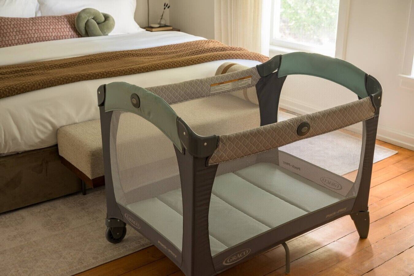 3 bedrooms, desk, iron/ironing board, travel crib