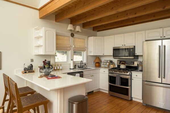 Coffee/tea maker, fridge, microwave, oven