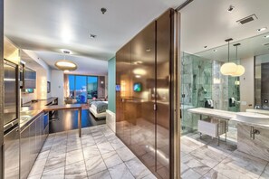 Hair dryer, towels, soap, toilet paper - Cozy studio with AC in serene Las Vegas location (Las Vegas)