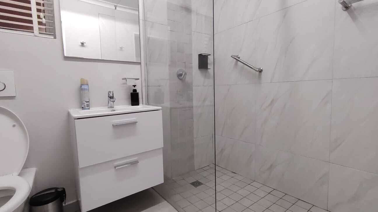 Douche, serviettes fournies, savon, papier toilette