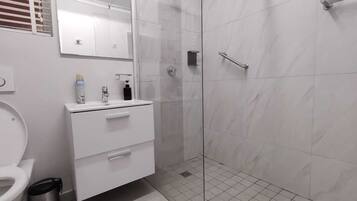 Douche, serviettes fournies, savon, papier toilette