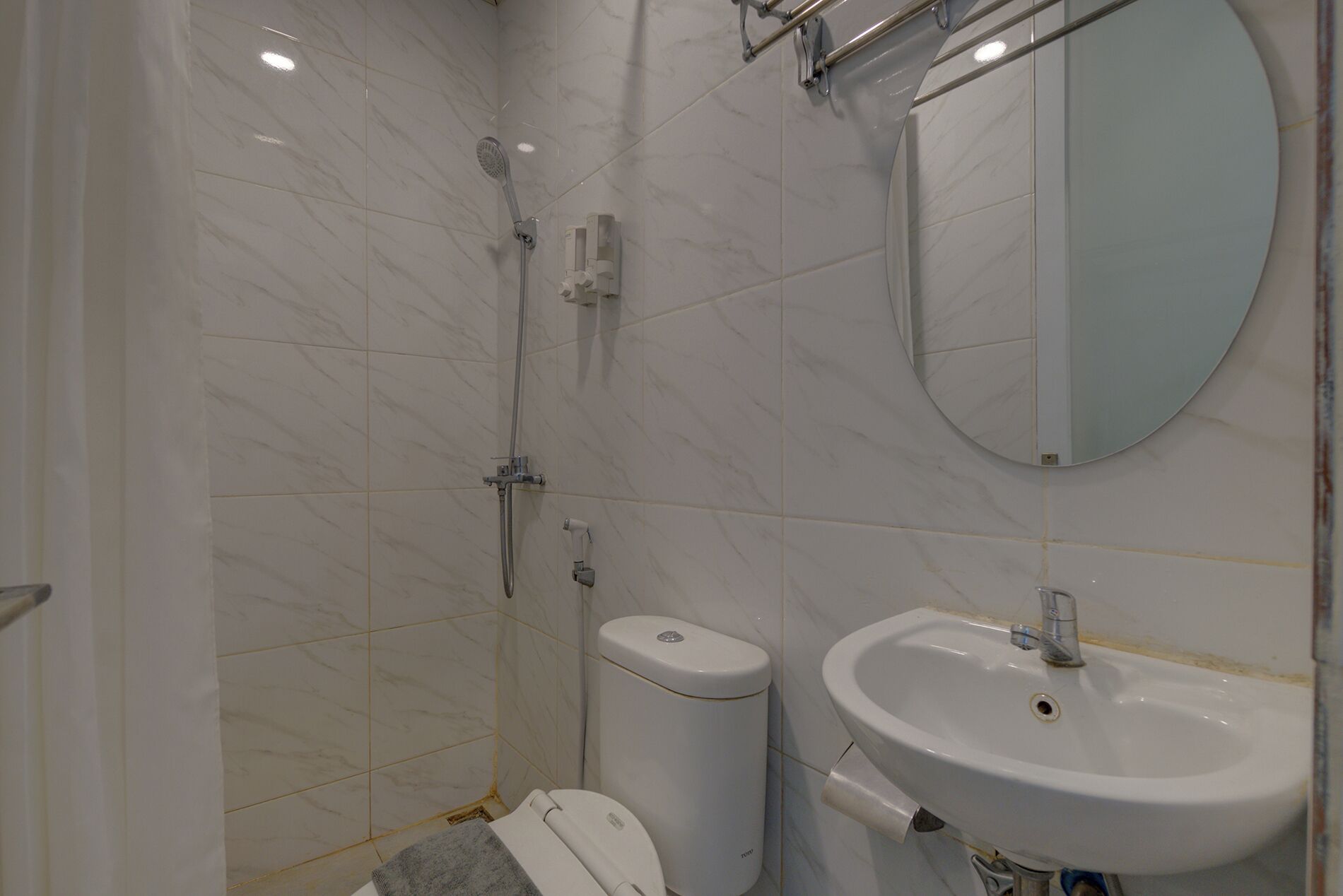 Un baño con inodoro, lavamanos y ducha.