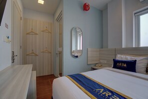 Desk, WiFi (free), bed sheets - Hotel Bunga-Bunga By ARBA (Jakarta)
