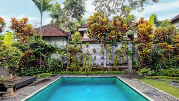 Una piscina al aire libre