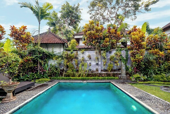 Una piscina al aire libre