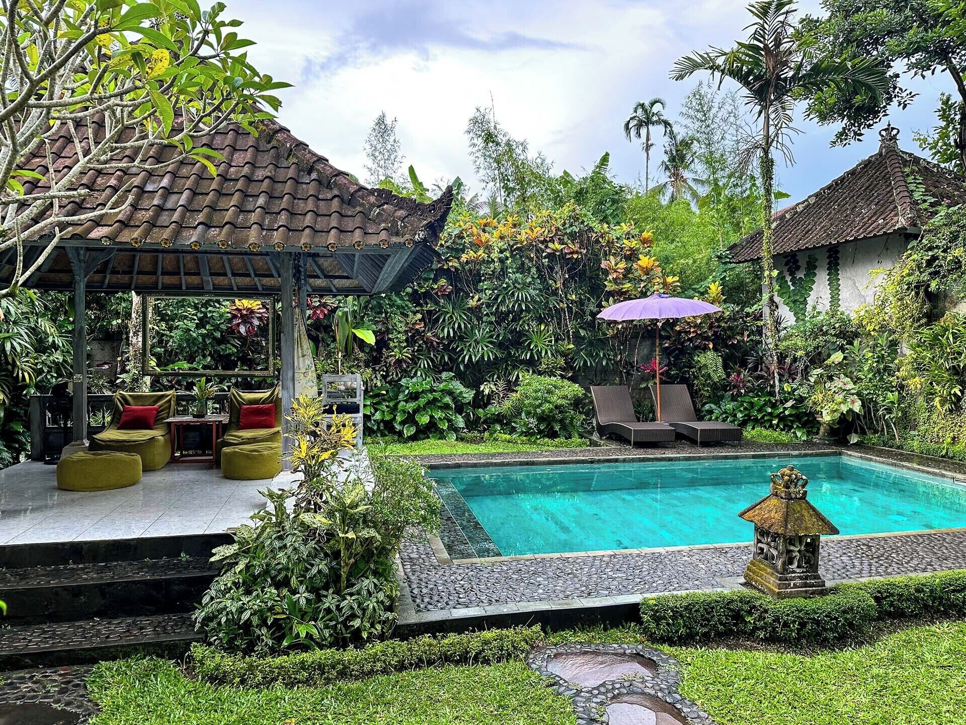 Una piscina al aire libre
