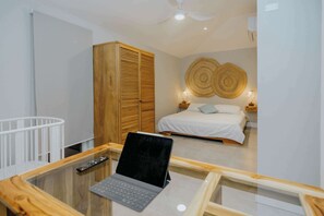 Escrivaninha, Wi-Fi, roupa de cama