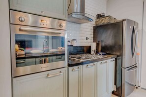 Wasserkocher mit Kaffee-/Teezubehör, Kühlschrank, Mikrowelle, Ofen
