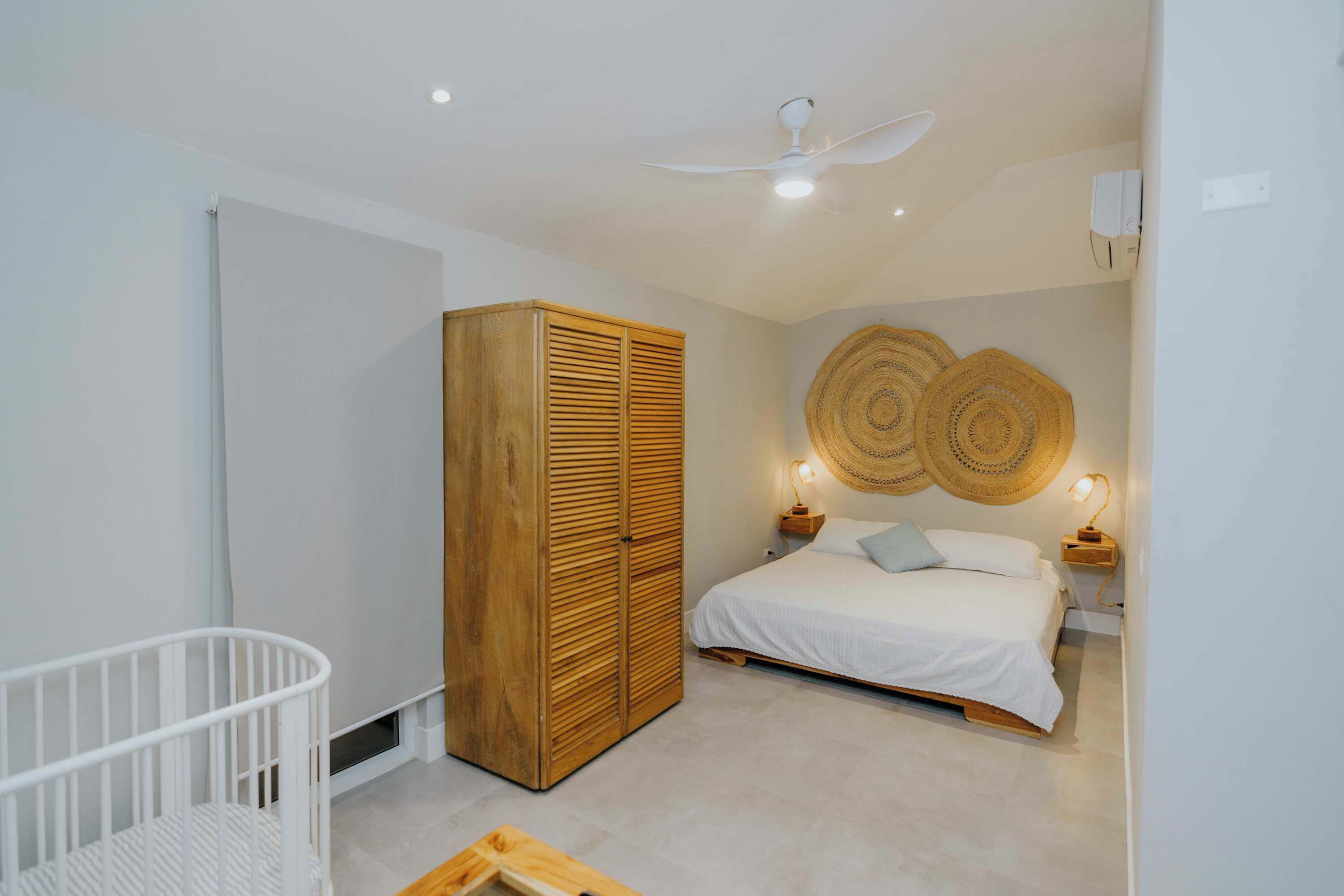 3 bedrooms, desk, WiFi, bed sheets