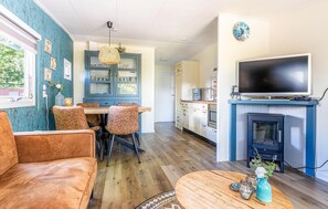 A living room with a sofa, chairs, a coffee table, a television, and a fireplace. - 2 bedroom cozy home in Erm (Erm)