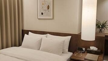 Quarto casal standard, geladeira | Escrivaninha, Wi-Fi de cortesia
