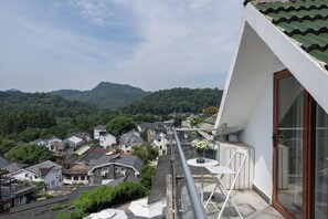 Un barrio residencial con casas y una montaña al fondo.