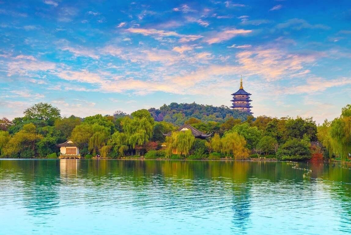 Una vista tranquila de un lago con una pagoda tradicional y un pabellón.