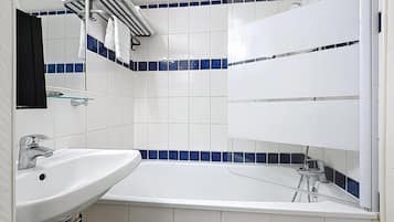 Secador de pelo, toallas, jabón, shampoo