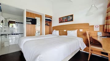 Standard Twin Room, Non Smoking, Patio | Desk, WiFi (free)