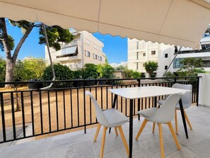 Outdoor dining - Riviera Escape - Stylish 1BR Near the Sea by ΜΡS (Voula)