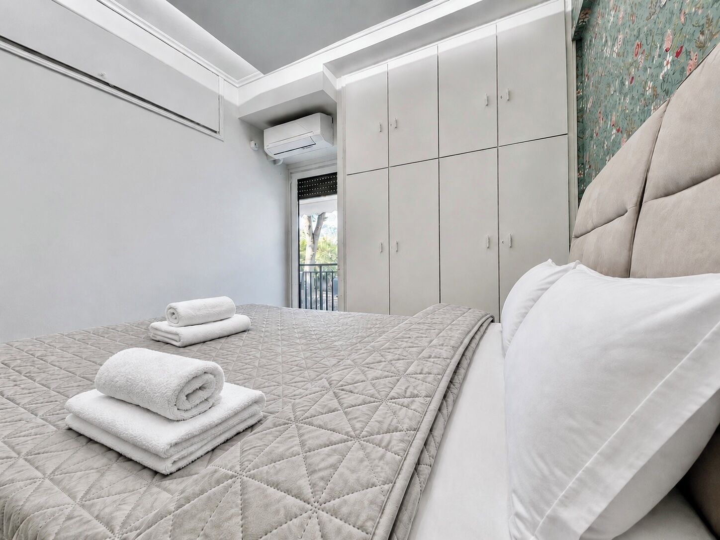 Ein Schlafzimmer mit einem Bett, einem Kleiderschrank und einer Klimaanlage.