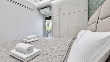 Ein Schlafzimmer mit einem Bett, einem Kleiderschrank und einer Klimaanlage.