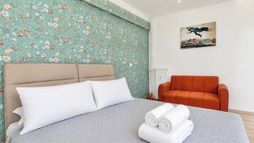 Iron/ironing board, Internet, bed sheets