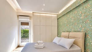 Une chambre à coucher avec un lit, une armoire et un balcon.