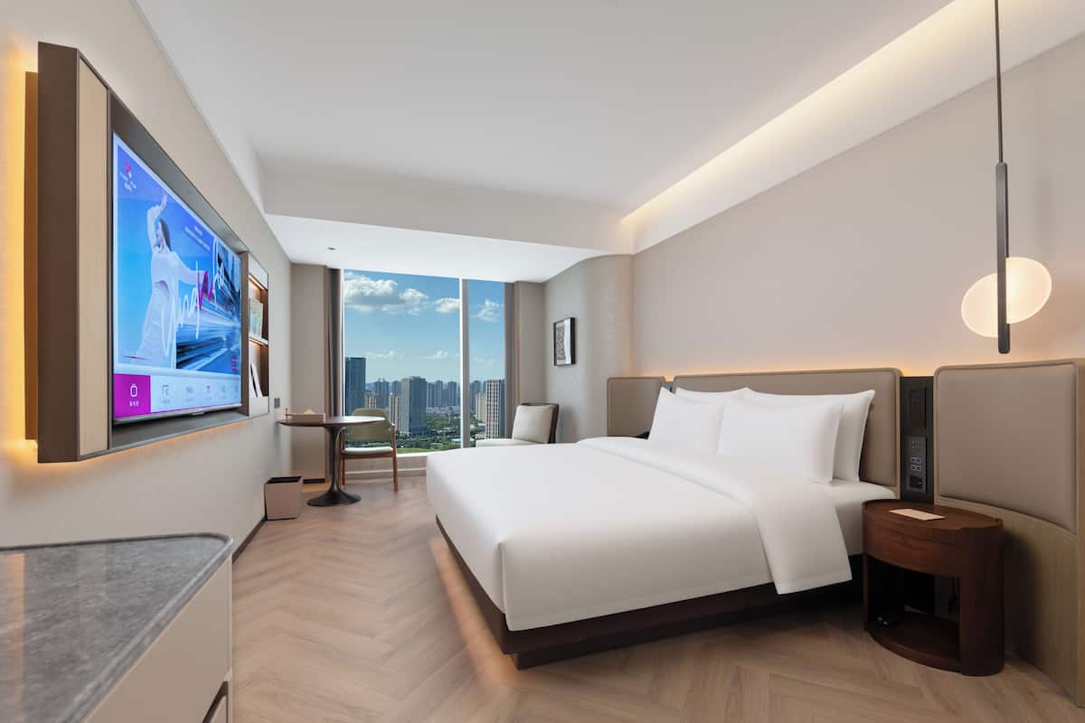 Standard Single Room, City View | Meja, seterika/papan seterika, Wi-fi percuma