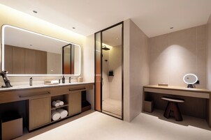 Habitación individual panorámica | Baño | Ducha, secador de pelo, zapatillas y toallas