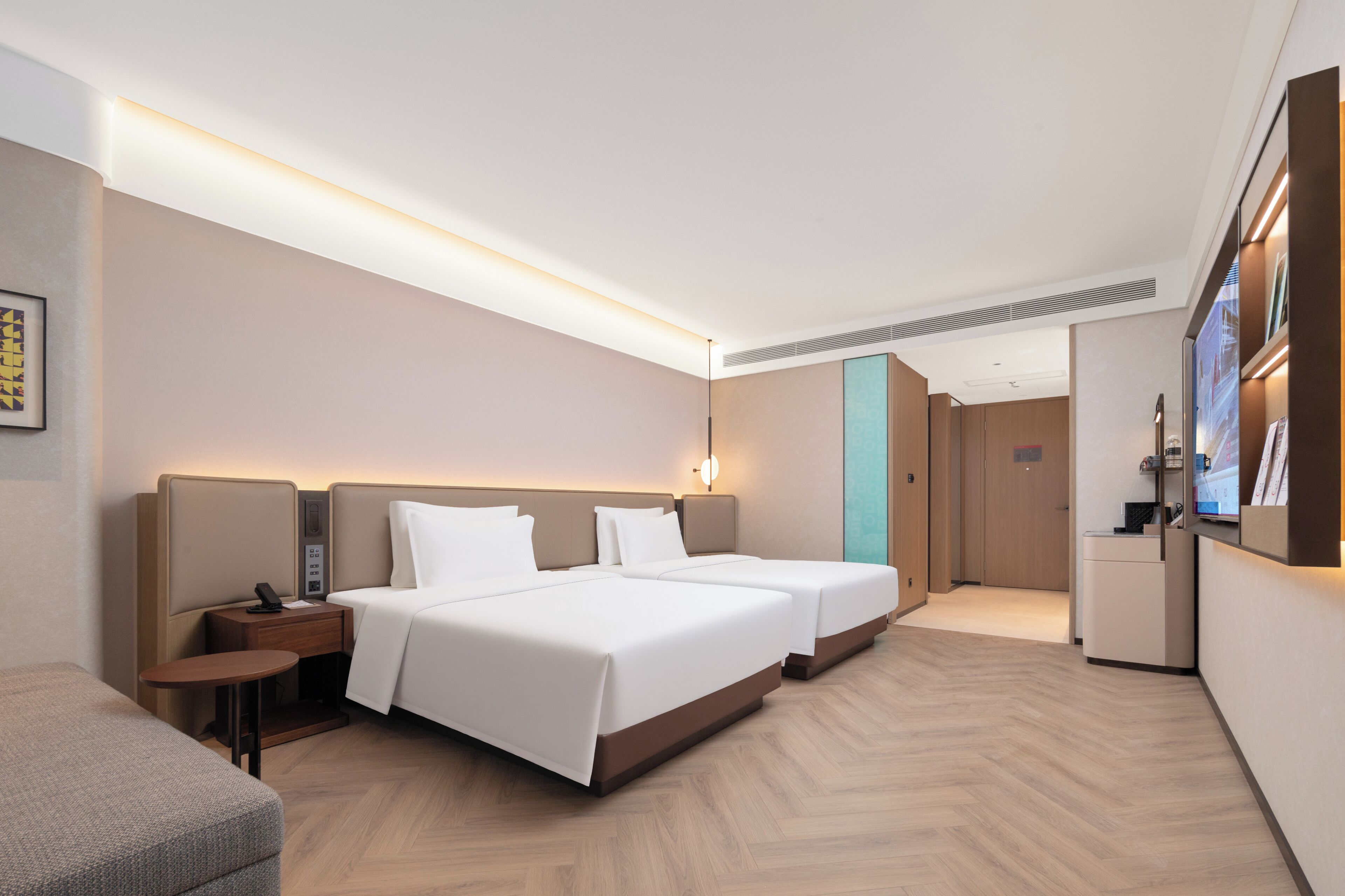 Une chambre d’hôtel avec deux lits, un bureau, une chaise et un mini-bar.