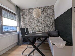 Dining - Apartment 'Main Ferienwohnung Erlabrunn' with Private Garden and Parking (Erlabrunn)