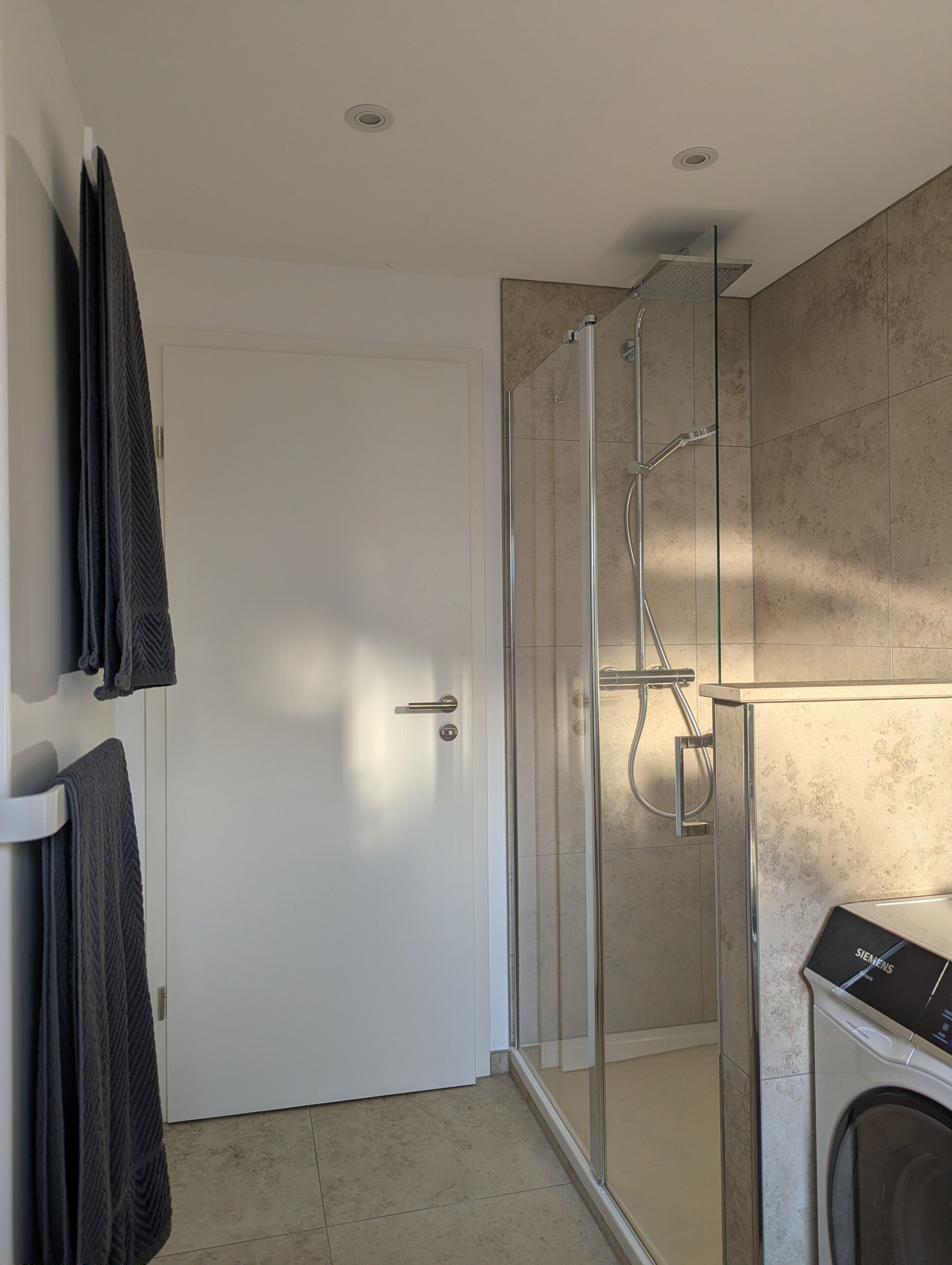 Dusche, Haartrockner, Handtücher