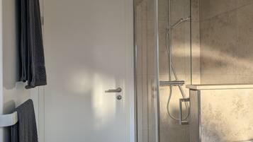 Dusche, Haartrockner, Handtücher