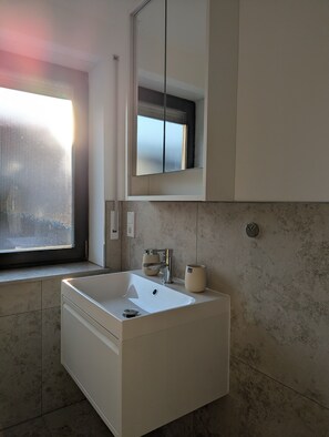 Bathroom - Apartment 'Main Ferienwohnung Erlabrunn' with Private Garden and Parking (Erlabrunn)